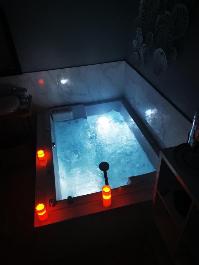 Spabyelleetlui Spa Rouge Ou Bleu 무스크론 외부 사진