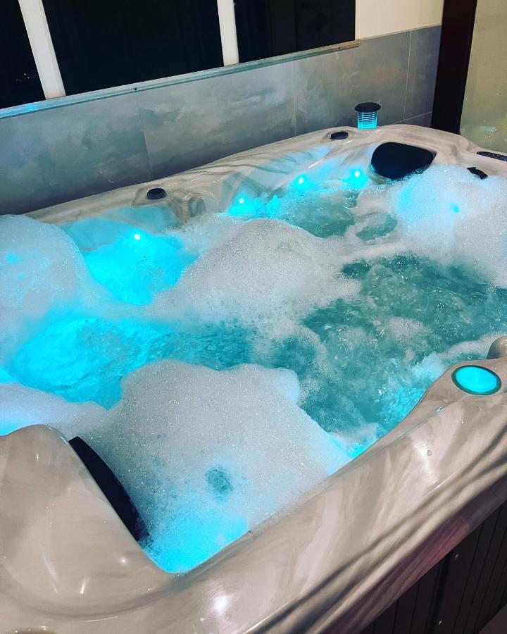 Spabyelleetlui Spa Rouge Ou Bleu 무스크론 외부 사진
